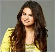 Quelle est la couleur des cheveux d'Alex Russo ?