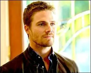 Je suis Stephen Amell ; dans la série Arrow je joue le rôle de...