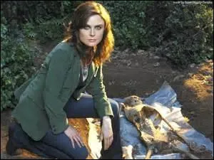 Je suis Emily Deschanel, dans la série Bones, je joue le rôle de...