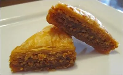 Gâteau oriental de pâte feuilletée, au miel et aux amandes : (Un conseil : lisez bien la consigne ! )