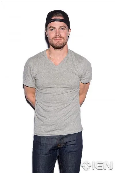 Qui joue le rôle d'Oliver Queen / Arrow ?