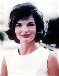 Grâce à son élégance, sa simplicité et sa beauté, Jackie Kennedy fut l'une des Premières dames les plus populaires et les plus photographiées. Quel était son nom de naissance ?