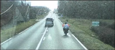 L'averse commence à tomber. La signalisation autorise le dépassement.