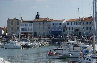 Quel est le nom du pertuis qui se trouve en face du charmant village de la Flotte-en-Ré en Charente-Maritime où vous pourrez visiter la Maison du Platin ?