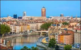 Quelle ville est dominée par la colline de Fourvière ?