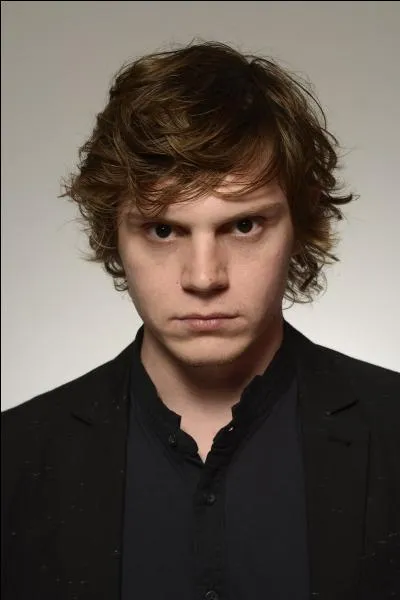 Evan Peters n'a jamais été un... dans "American Horror Story".