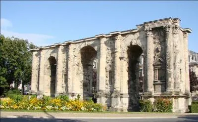 Dans quelle ville de Champagne-Ardenne, surnommée "la cité des sacres", peut-on admirer la porte Mars ?