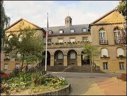 Cette balade commence en Lorraine, à Ars-sur-Moselle. Ville connue pour sa boulonnerie, elle se situe dans le département ...