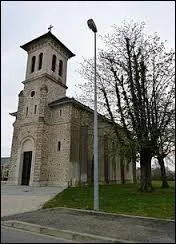 Voici l'église Saint-François-de-Sales, à Auriac. Commune aquitaine, elle se situe dans le département ...