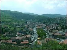 Commune auvergnate de l'aire urbaine Clermontoise, Champeix se situe dans le département ....