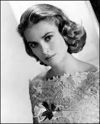 De quel grand maître du suspens Grace Kelly fut-elle l'égérie ?