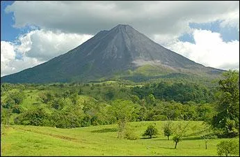 Ce petit pays d'Amérique centrale fascine par sa végétation luxuriante parsemée de volcans actifs. Ses très nombreux parcs nationaux en font le paradis du tourisme vert. Vous aurez reconnu :