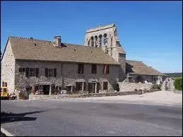 Notre balade commence à La Fage-Montivernoux. Commune Lozérienne, en Aubrac, elle se situe en région ...