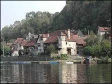 Commune de l'arrondissement de Brive-la-Gaillarde, Beaulieu-sur-Dordogne se situe dans le département ...