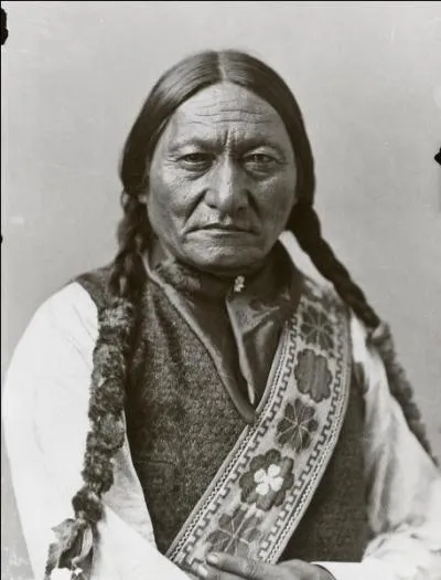 De son vrai nom "Tatanka Yotanka", ce chef et homme-médecine des "Sioux" fut un rassembleur pour les Indiens des plaines. Qui est-il ?