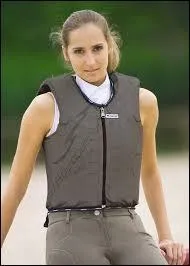  quoi sert le gilet que porte cette cavalire ?