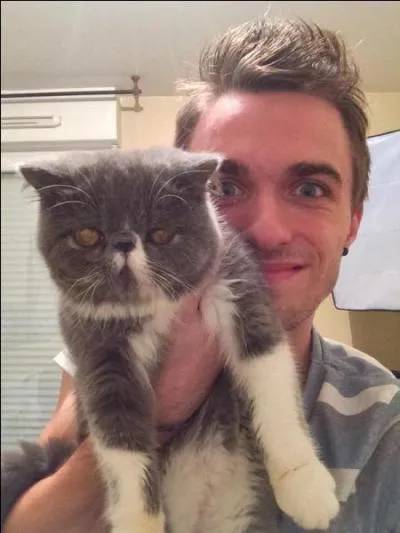 Comment s'appelle le chat de Squeezie ?