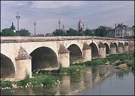 Ce pont a porté plusieurs noms différents au fil du temps : « pont Royal » puis « pont National ». Actuellement, il a celui d'un roi d'Angleterre. Dans quel pays se trouve-t-il ?