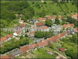 Nous survolons le village d'Arzviller. Nous sommes à proximité du Plan Incliné de Saint-Louis-Arzviller. Nous nous trouvons en région ...