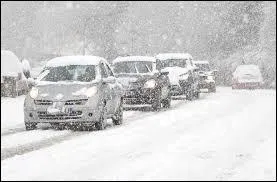 Lors de chutes de neige sur la route lorsqu'on conduit, on peut allumer...