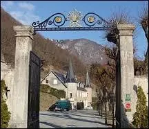 Nous commençons par une visite du château d'Aspres-les-Corps. Cette commune pacaïenne, qui fait partie du Parc National des Écrins, se situe dans le département ...