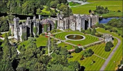 Ce château a servi au tournage de la série Reign : le destin d'une reine. Quel est le nom de ce château ?