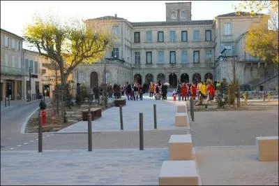 Quelle ville vauclusienne, ancienne capitale mondiale du cartonnage, est située dans l'Enclave des Papes ?