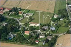 Nous survolons une partie du village Eurois de Bérengeville-la-Campagne. Nous sommes dans le ciel de la région ...