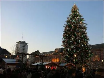 Quelle est la hauteur du sapin de noël installé sur la place Kebler du marché de noël de Strasbourg ? (2015)