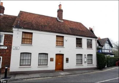 Depuis la dernière décennie il passe son temps dans le top 10 mondial. C'est le : The fat Duck, Bray. Il ne paie pas de mine mais où est-il situé ?