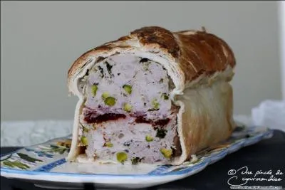 Pâté en croûte traditionnel dans lequel on aperçoit de petits ingrédients de couleur verte :