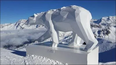 Que regarde cet ours polaire (uvre de Richard Orlinski) ?