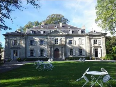 Le château de Ferney fut durant près de vingt ans la résidence d'un grand philosophe des Lumières à qui l'on doit "Candide" :