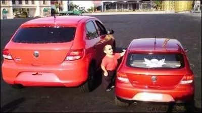 La cause indirecte de l'accident est un petit homme, dans une petite voiture ...