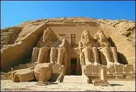 C'est le pharaon le plus célèbre d'Égypte. Il a notamment fait construire pour son propre culte le temple d'Abou Simbel, il s'agit de...