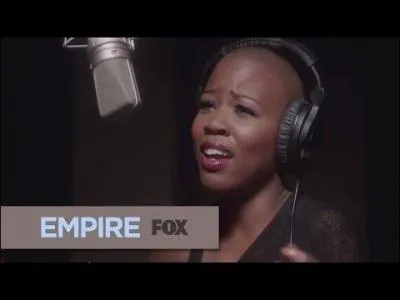 Qui chante au début du premier épisode ?