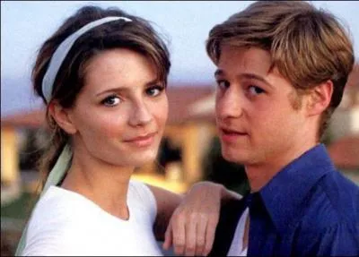 Elle s'appelait Marissa Cooper, elle meurt dans un accident de voiture dans les bras du seul homme qu'elle ait jamais aimé, Ryan Atwood. Quel est le nom de cette série ?