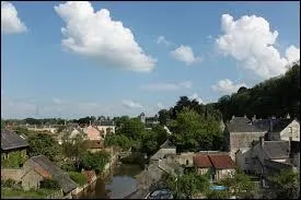 Nous commençons cette nouvelle balade à Chassé. Ancienne commune Sarthoise, elle se trouve en région ...