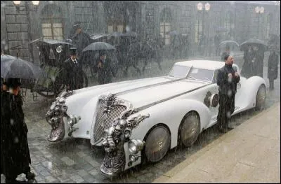 Cette voiture splendide, appelée Nautilus, car elle aussi appartient au Capitaine Nemo, est utilisée par un groupe très spécial lui aussi. On la voit rouler sur les quais de Venise. Quel est ce film ?