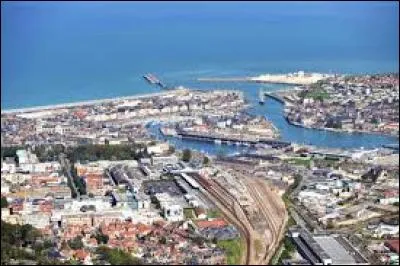 L'Arque est un petit fleuve côtier né de la confluence de l'Eaulne, la Béthune et la Varenne. Où rejoint-il la Manche ?