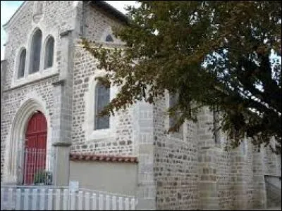 Dans quel département peut-on visiter l'église Saint-Léger d'Aveizieux, qui mêle architecture ancienne et néogothique et où, parmi les vitraux, on peut voir un beau tryptique qui surplombe l'entrée ?