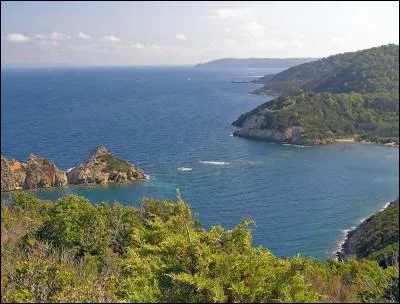 Nous partons de Provence. Quelle île varoise est le centre terrestre d'un parc naturel national ?