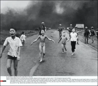 C'est la photo la plus célèbre de la guerre du Vietnam prise en 1972. La petite hurle de douleur, elle vient de recevoir une bombe au napalm tombée sur son village et elle s'enfuit, terrorisée, brûlée. Combien d'interventions chirurgicales a-t-elle dû subir et quel âge avait cette petite ? (je me débarrasse de la question chiffre tout de suite)