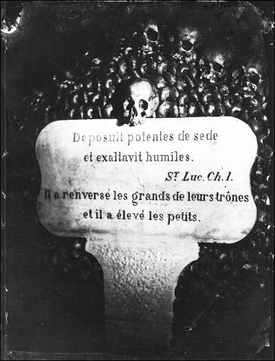 Commençons par le début ; sous quel empereur les catacombes s'ouvrent-elles à l'enterrement des morts parce que les cimetières de Paris sont trop pleins ?