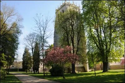 Lors d'un séjour en Normandie, ne manquez pas de faire une halte dans le magnifique village du Bec-Hellouin mais comment s'appelle la tour, vestige de la célèbre abbaye qui y existait autrefois ?