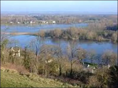 C'est au pied de Candes-Saint-Martin que se rejoignent les eaux vertes et claires de la Loire et celles plus foncées de la Vienne. Le bec de Vienne est dans le département ...