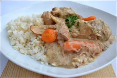 Faites dorer la viande, ajoutez un peu de farine, du bouillon, carottes, oignons, champignons, attendez le dernier moment pour ajouter crème et jaune d'oeuf, afin d'obtenir :