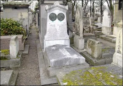 Commençons par éclairer de ses lumières ce cimetière qui doit quand même beaucoup de son éclairage à ce monsieur qui y réside, lui et son fils. Il s'agit, je parle du père seulement....