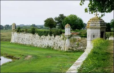 Nous commencerons cette promenade à Brouage en Charente-Maritime mais qui aurait dit dans ces lieux à Louis XIV, "Vous êtes roi, vous m'aimez et je pars..." ?