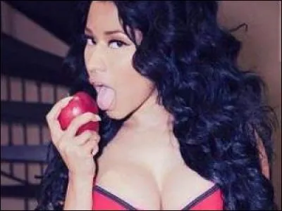 On filme Nicki dans ''My Time Again" en train de manger une chose qu'elle aime beaucoup. Qu'est-ce que c'est ?